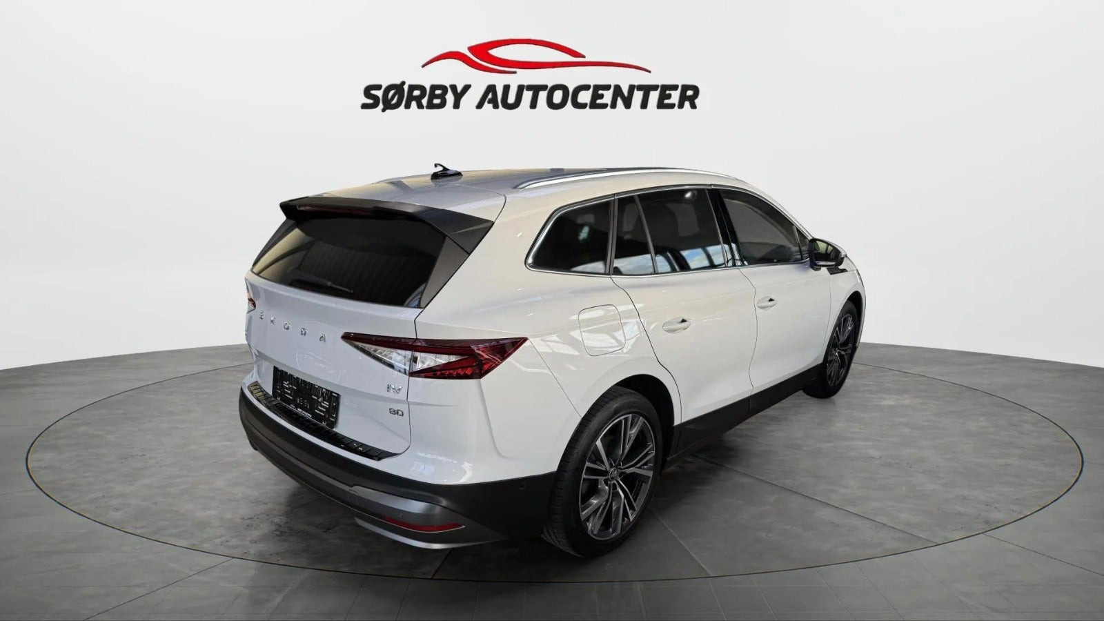 Hvid Skoda Enyaq fra 2023