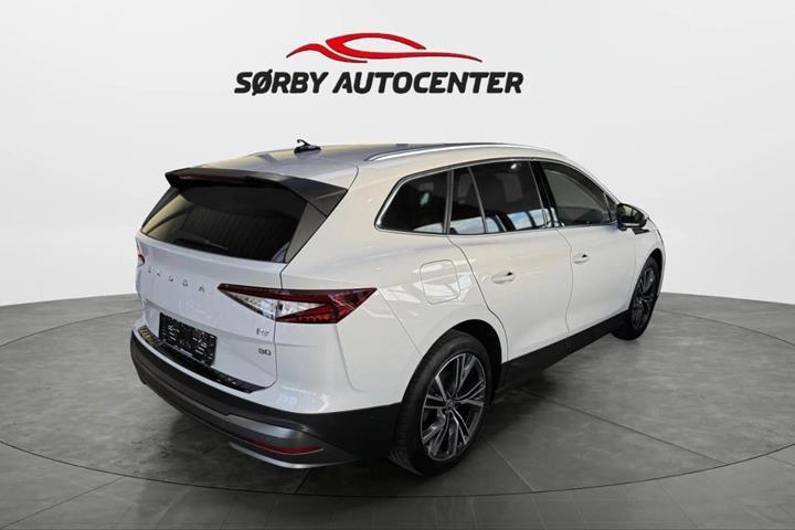 Hvid Skoda Enyaq fra 2023
