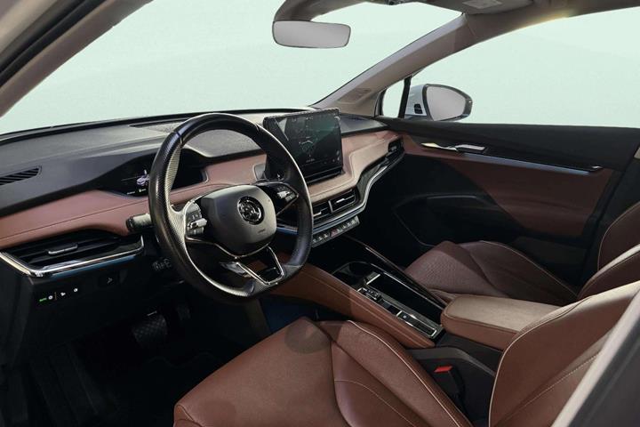 Hvid Skoda Enyaq fra 2023