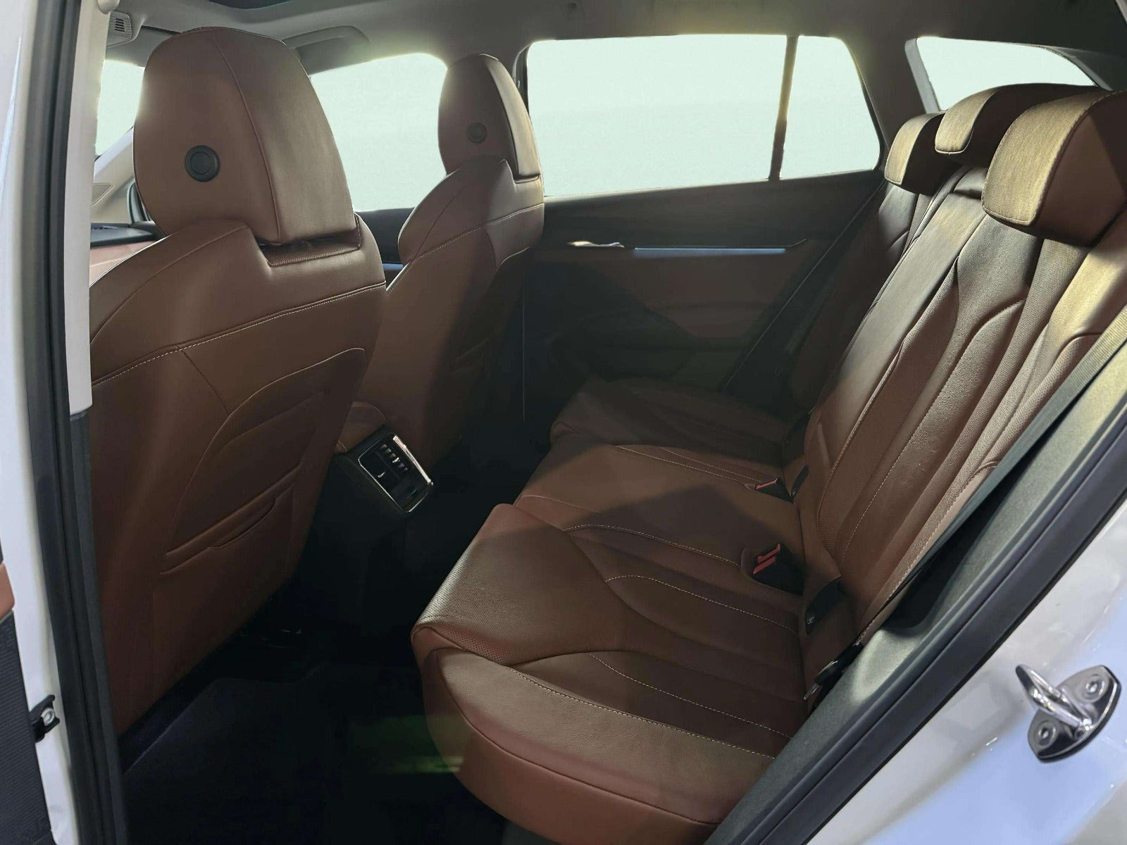 Hvid Skoda Enyaq fra 2023
