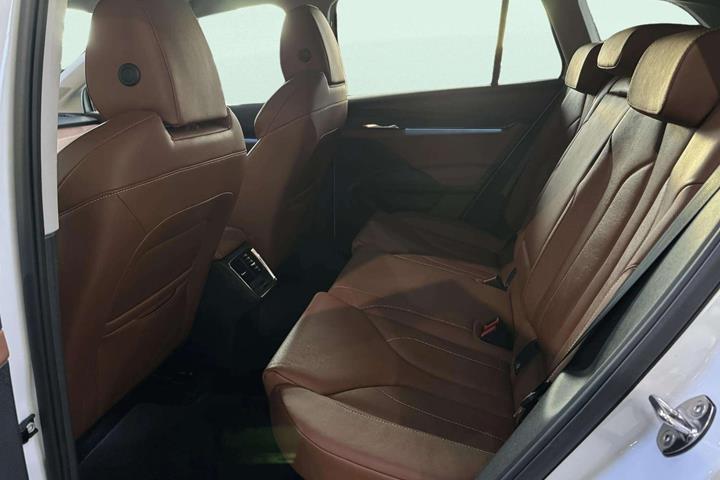 Hvid Skoda Enyaq fra 2023