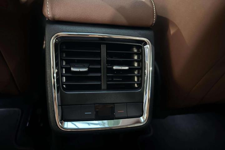 Hvid Skoda Enyaq fra 2023