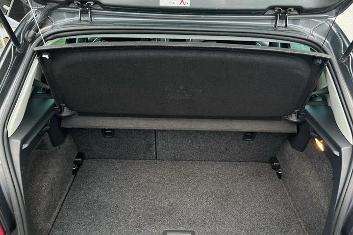 Grå VW Polo fra 2015