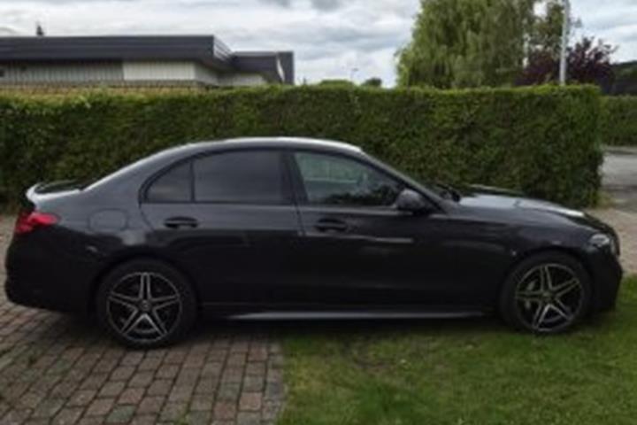 Grå Mercedes C-Klasse fra 2022