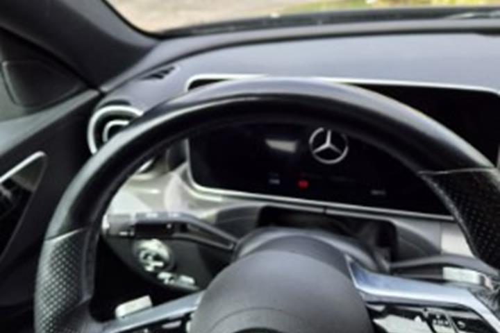 Grå Mercedes C-Klasse fra 2022