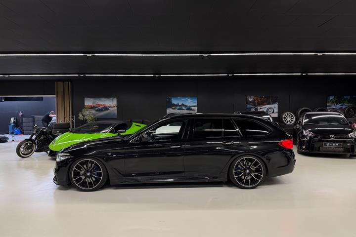 Rød BMW 530d fra 2017