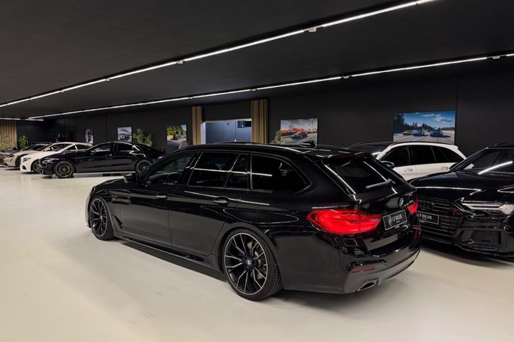 Rød BMW 530d fra 2017