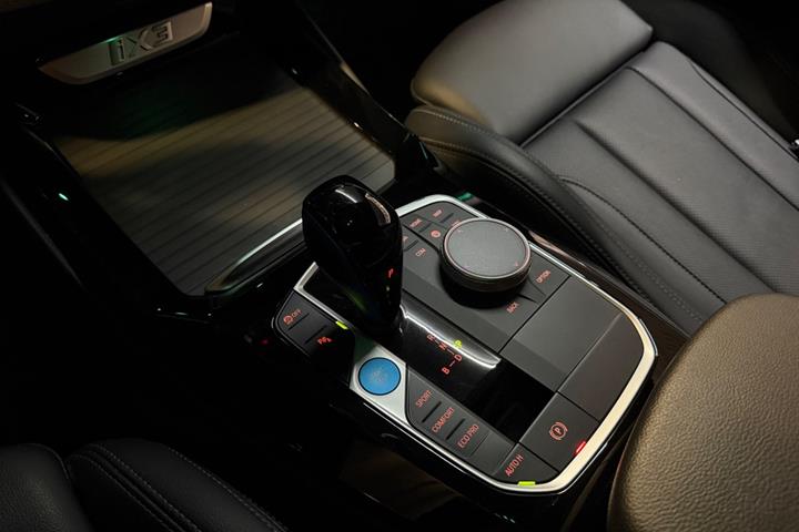 Hvid BMW iX3 fra 2023