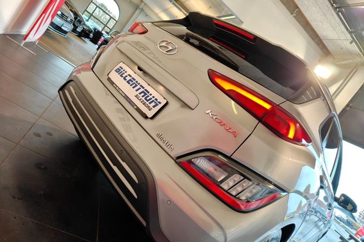 Sølv Hyundai Kona fra 2023
