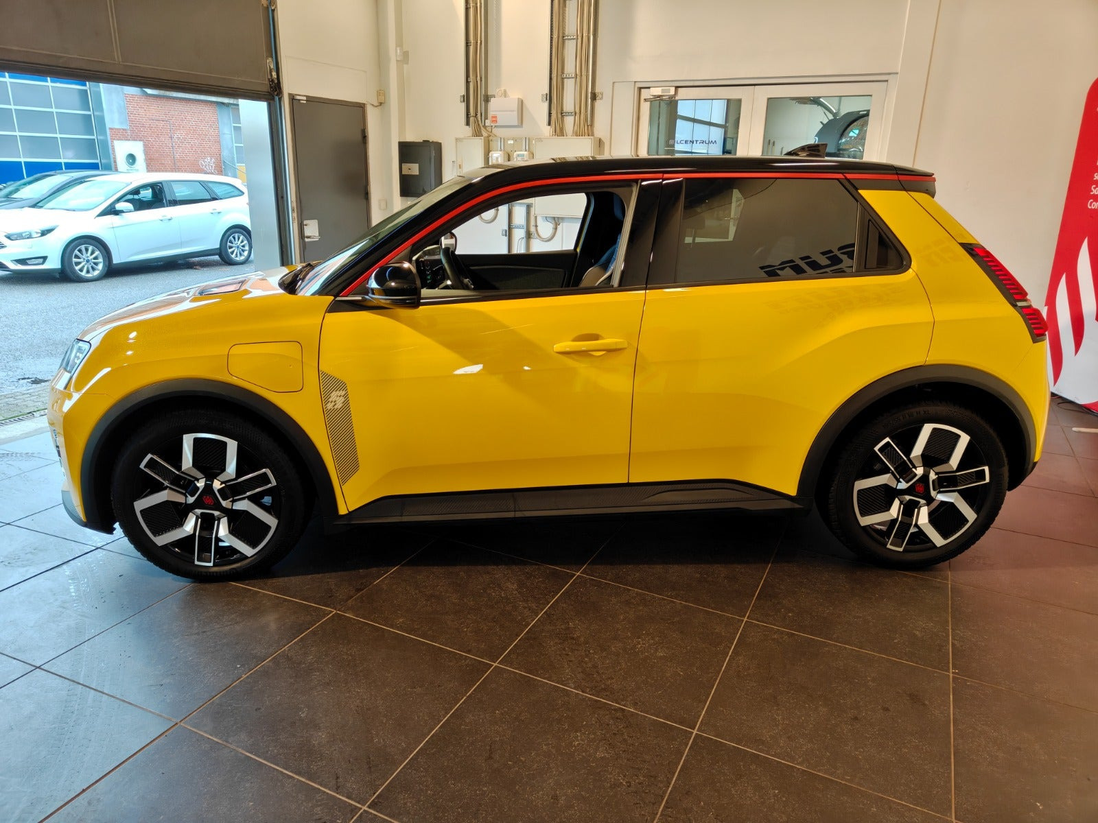Gul Renault 5 E-Tech fra 2025