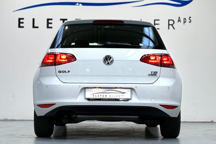 Hvid VW Golf VII fra 2015