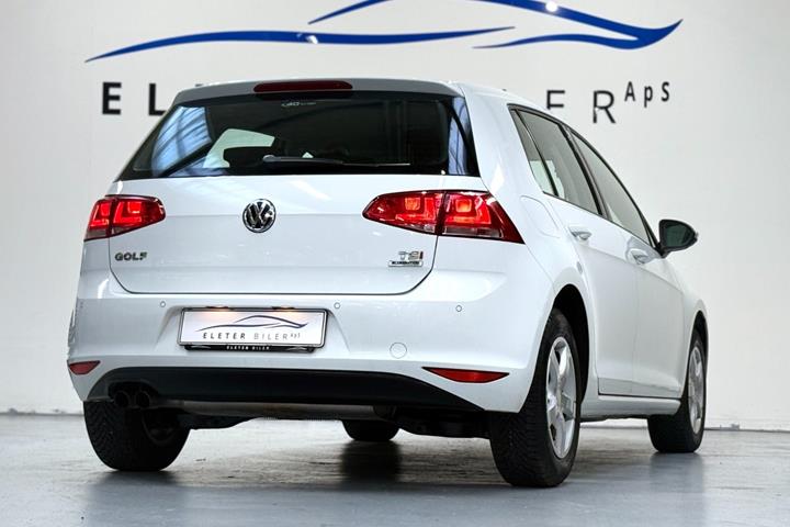 Hvid VW Golf VII fra 2015