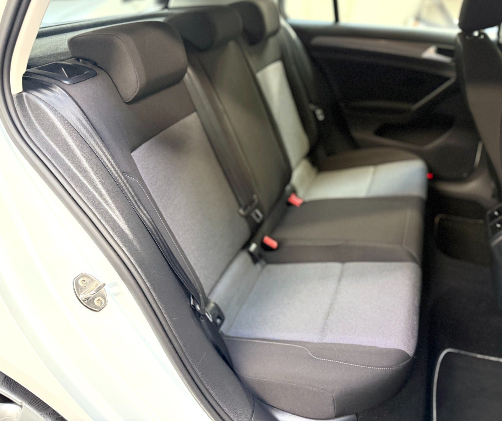 Hvid VW Golf VII fra 2015