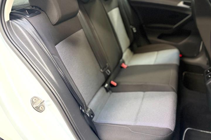 Hvid VW Golf VII fra 2015