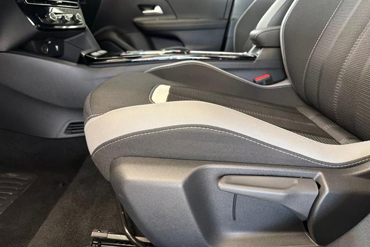 Hvid Opel Mokka-e fra 2023