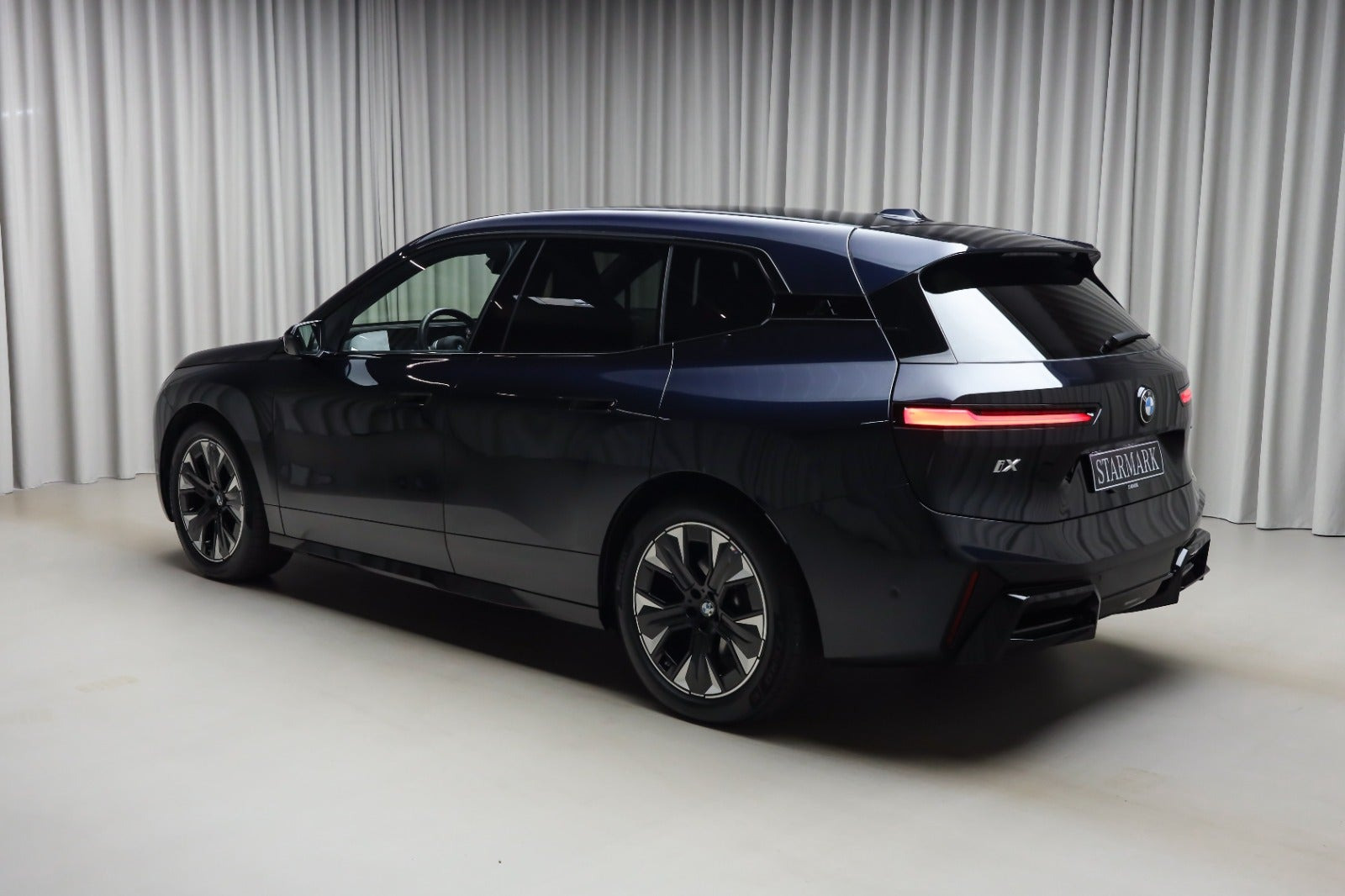 Sort BMW iX fra 2025
