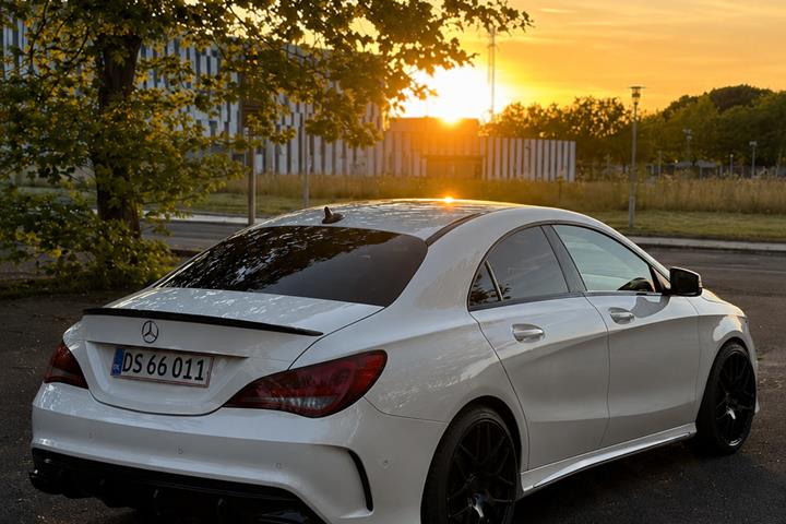 Hvid Mercedes CLA200 fra 2013