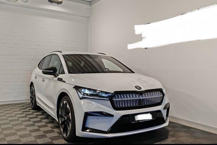 Hvid Skoda Enyaq fra 2024