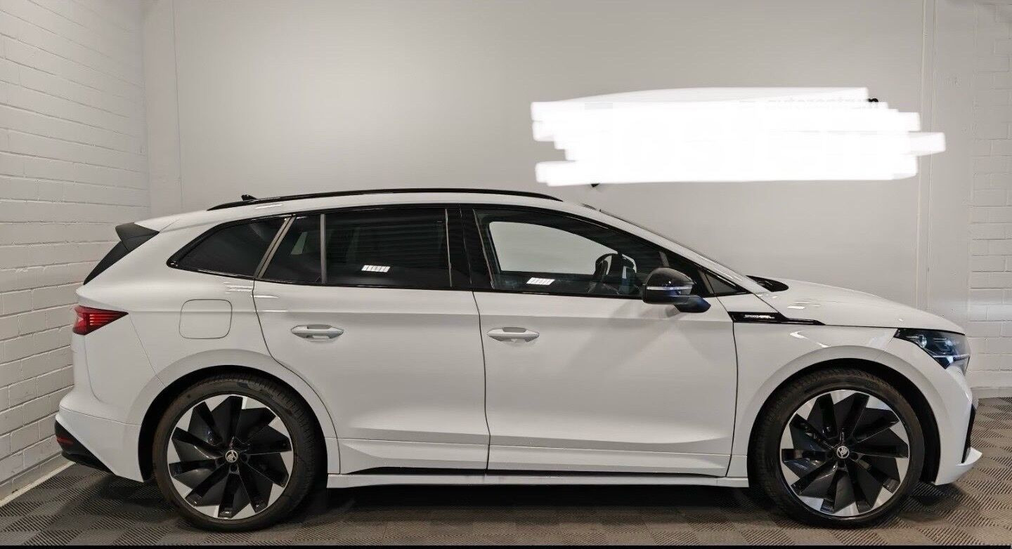 Hvid Skoda Enyaq fra 2024