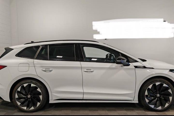Hvid Skoda Enyaq fra 2024