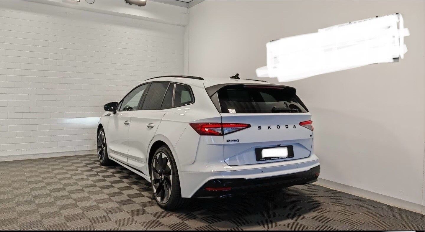 Hvid Skoda Enyaq fra 2024
