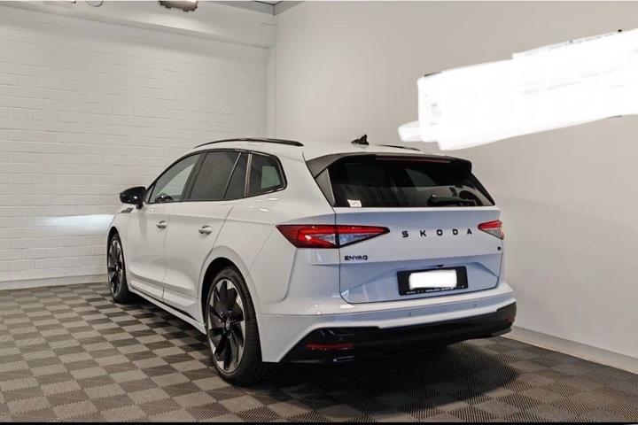 Hvid Skoda Enyaq fra 2024