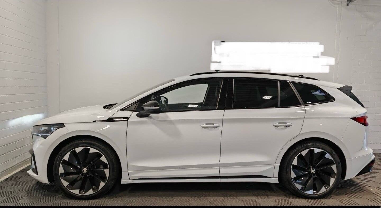 Hvid Skoda Enyaq fra 2024
