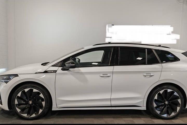 Hvid Skoda Enyaq fra 2024