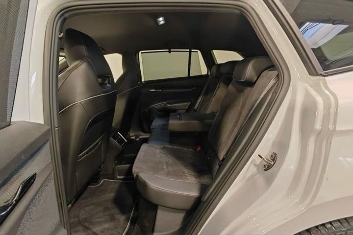 Hvid Skoda Enyaq fra 2024