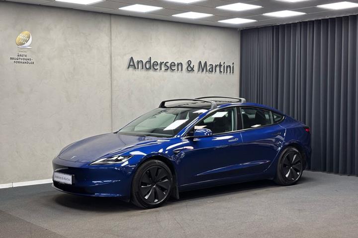 Blå Tesla Model 3 fra 2024