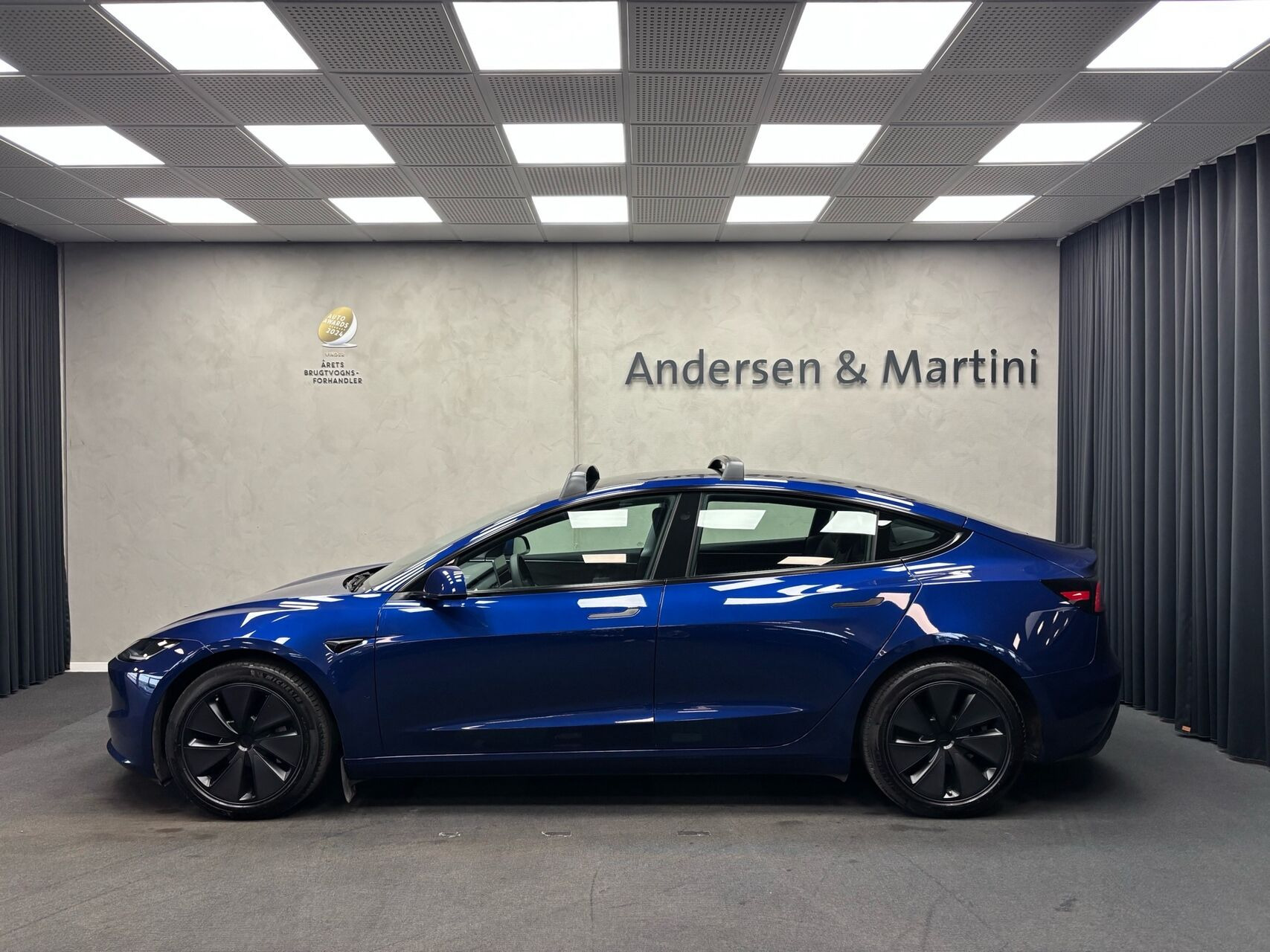 Blå Tesla Model 3 fra 2024