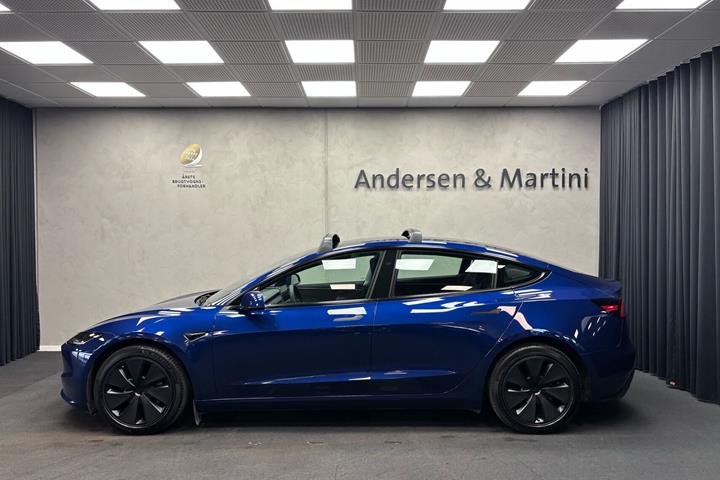 Blå Tesla Model 3 fra 2024