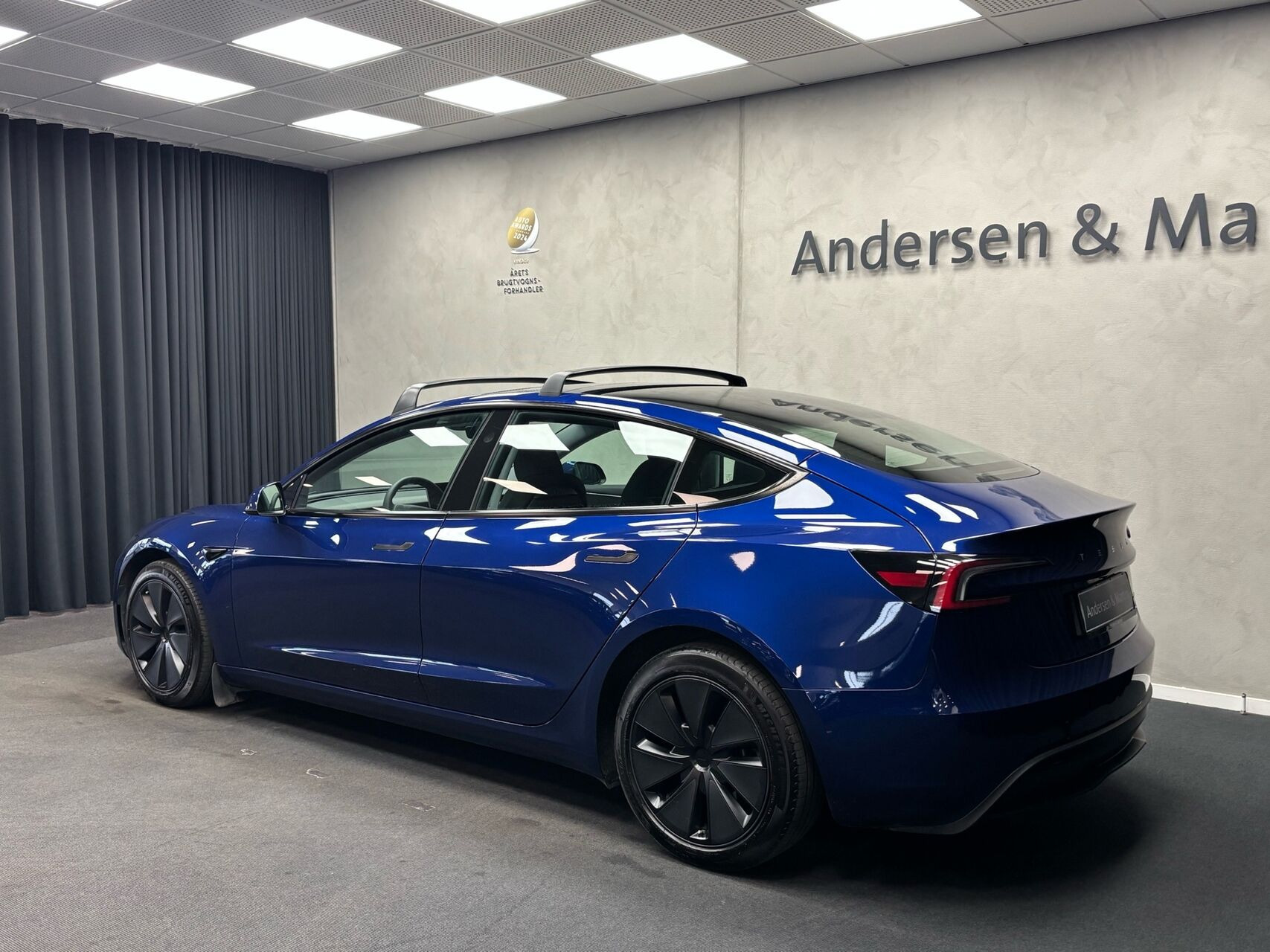 Blå Tesla Model 3 fra 2024