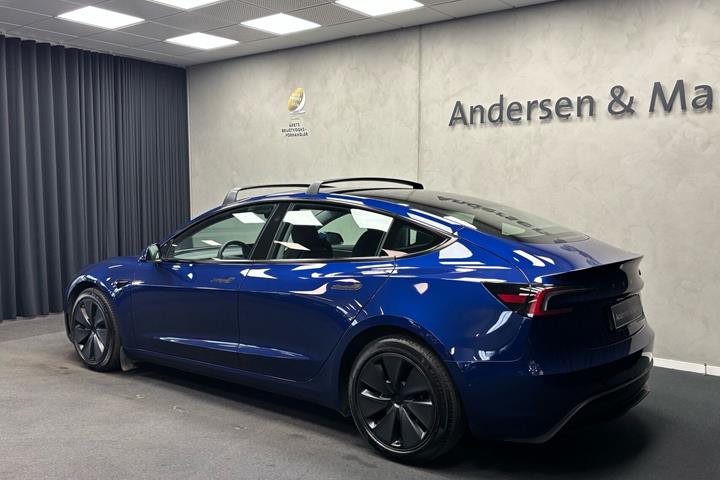 Blå Tesla Model 3 fra 2024