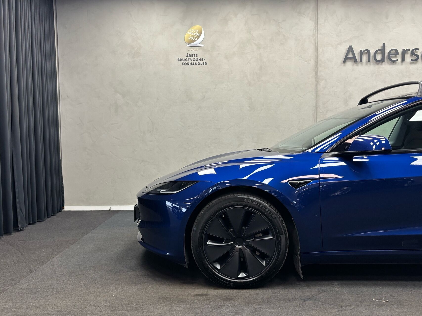 Blå Tesla Model 3 fra 2024
