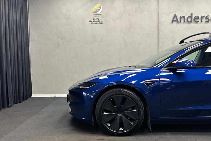 Blå Tesla Model 3 fra 2024