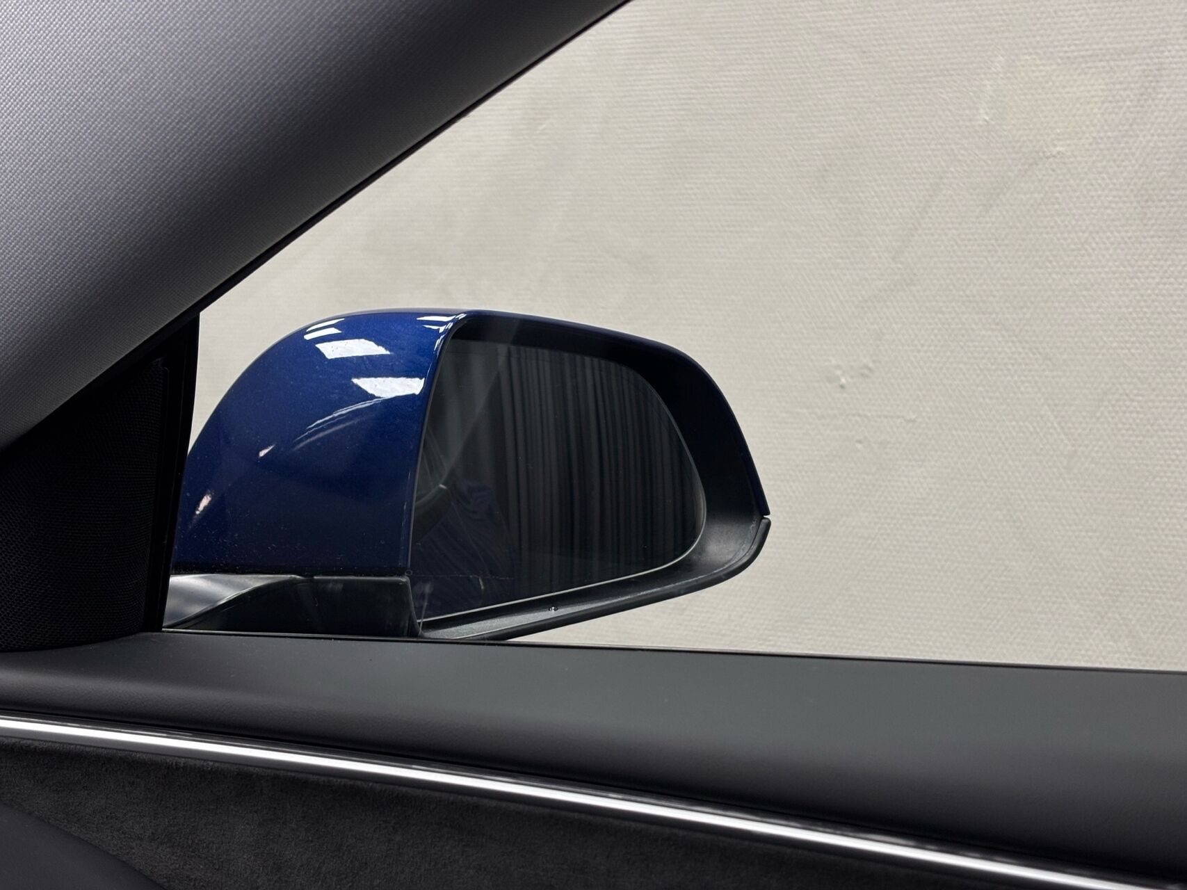 Blå Tesla Model 3 fra 2024