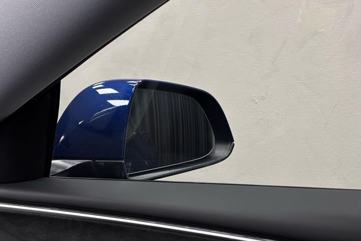 Blå Tesla Model 3 fra 2024