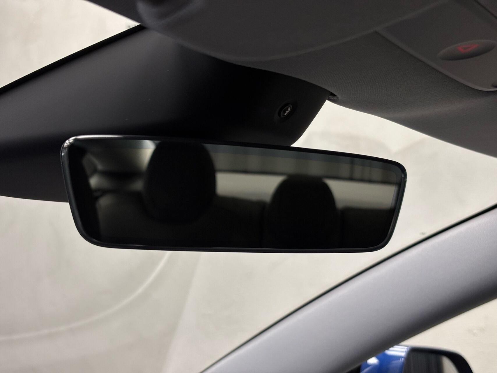 Blå Tesla Model 3 fra 2024