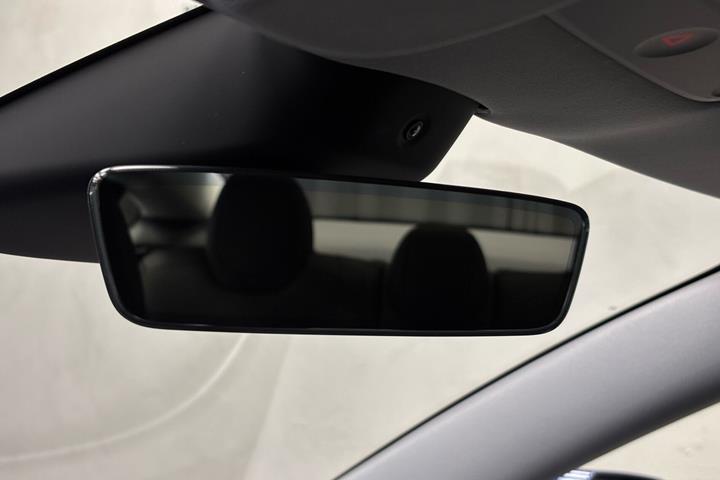 Blå Tesla Model 3 fra 2024