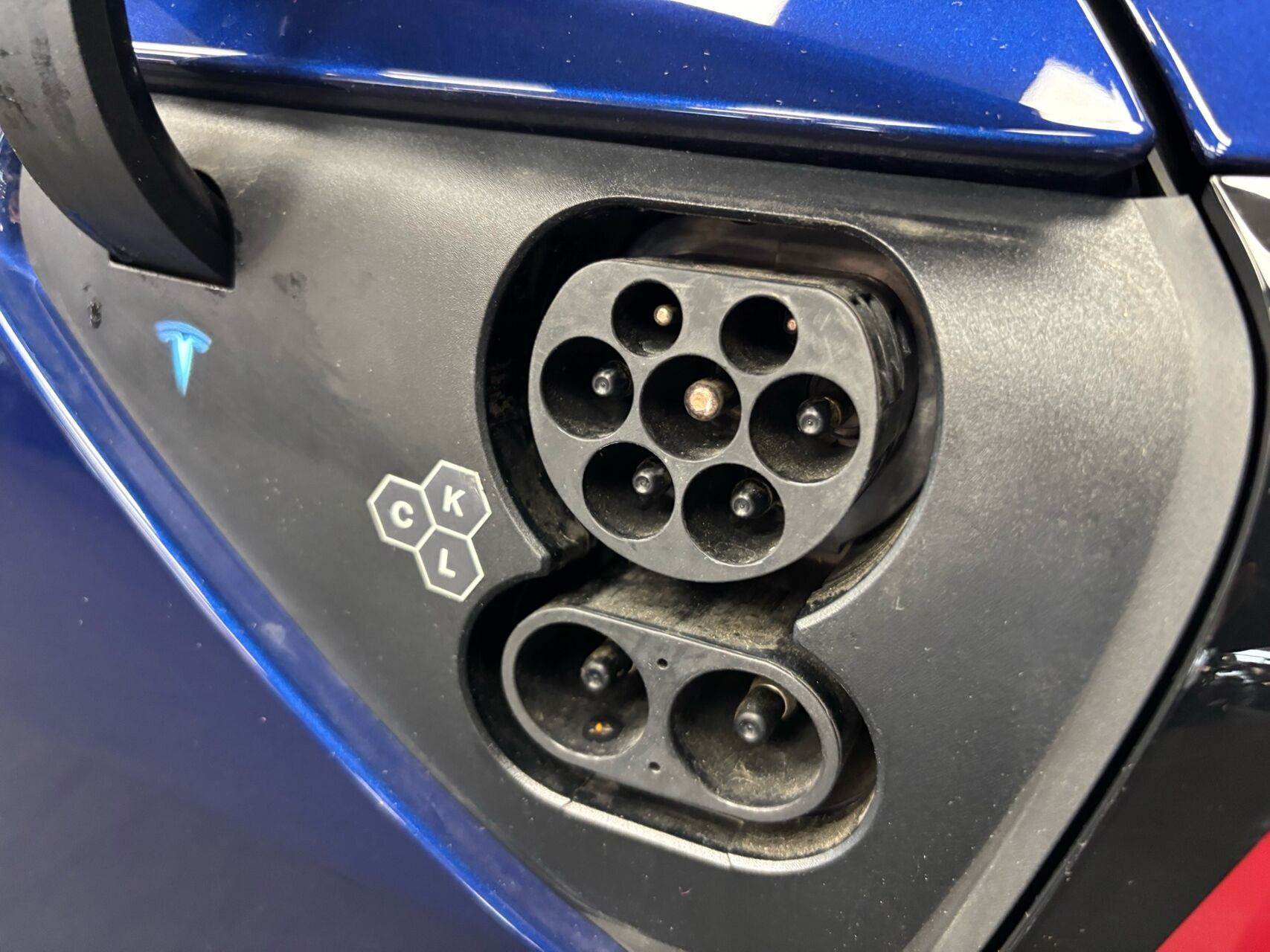 Blå Tesla Model 3 fra 2024