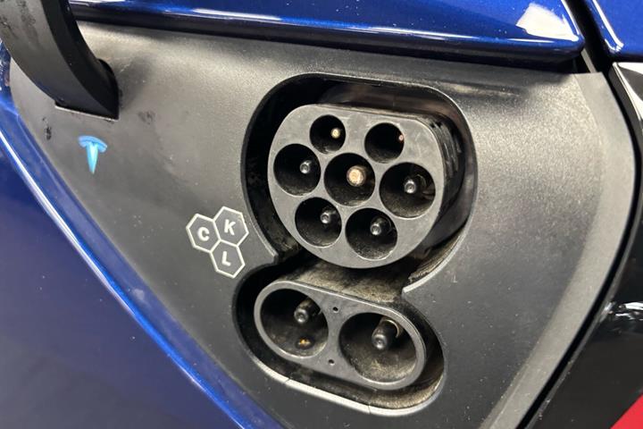 Blå Tesla Model 3 fra 2024