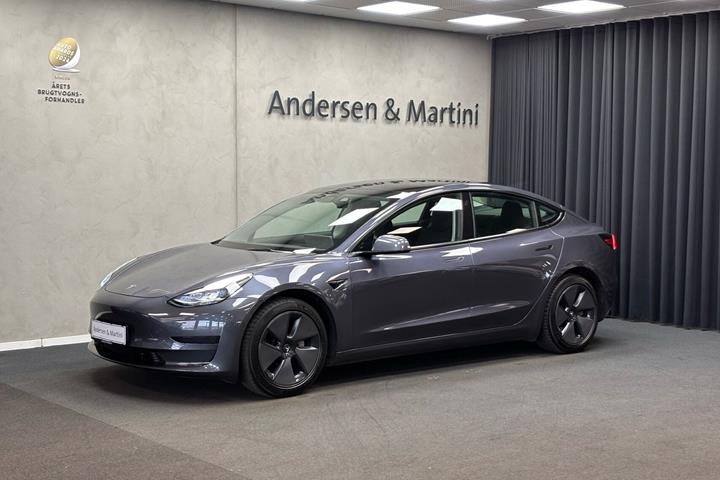 Grå Tesla Model 3 fra 2021