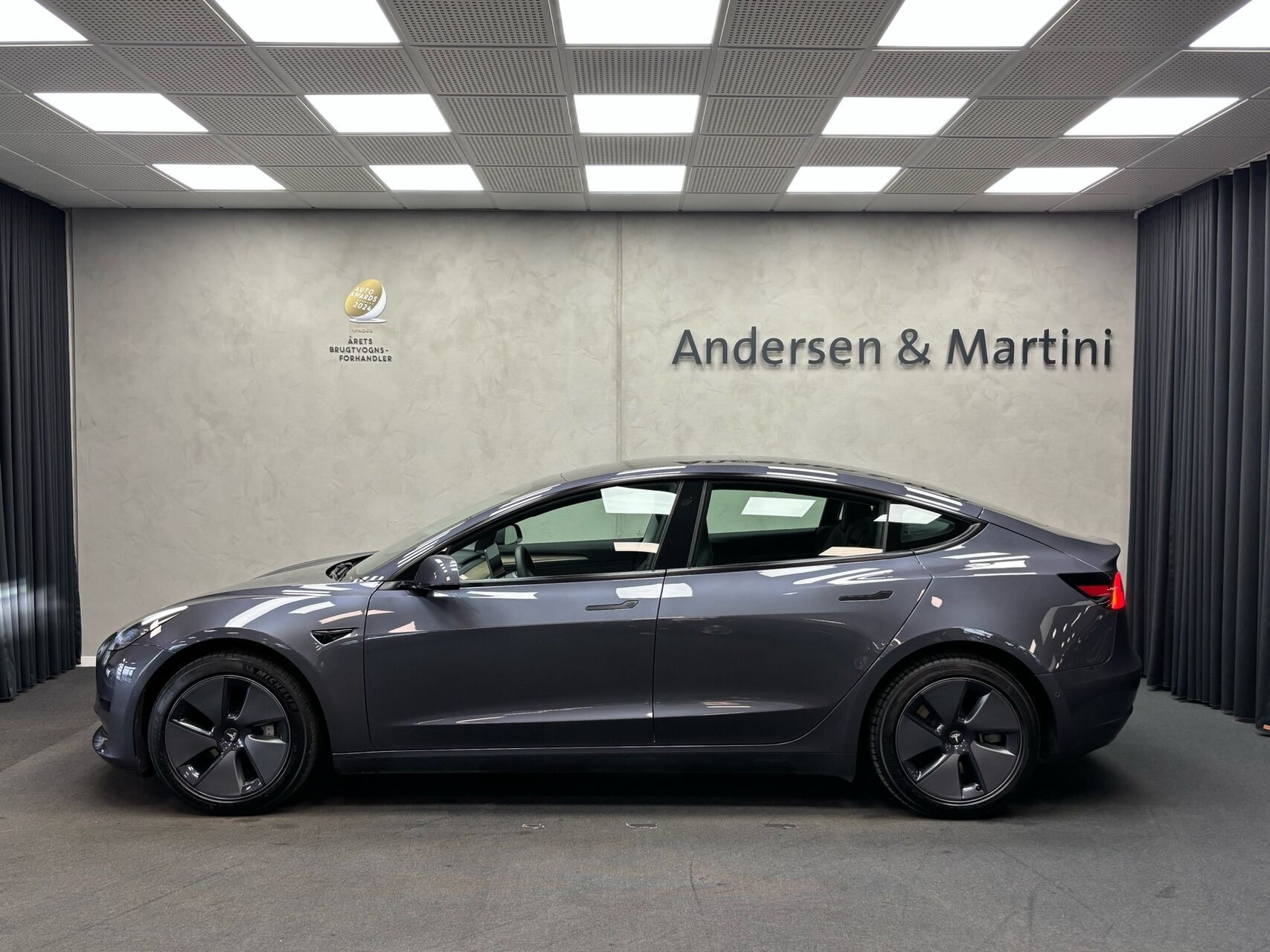 Grå Tesla Model 3 fra 2021