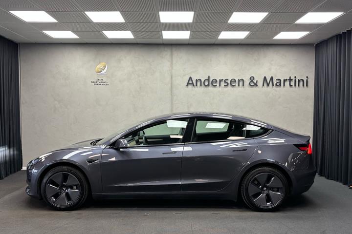 Grå Tesla Model 3 fra 2021