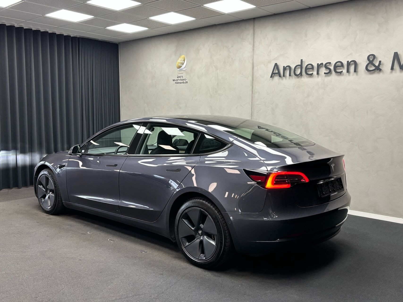 Grå Tesla Model 3 fra 2021