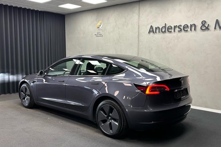 Grå Tesla Model 3 fra 2021