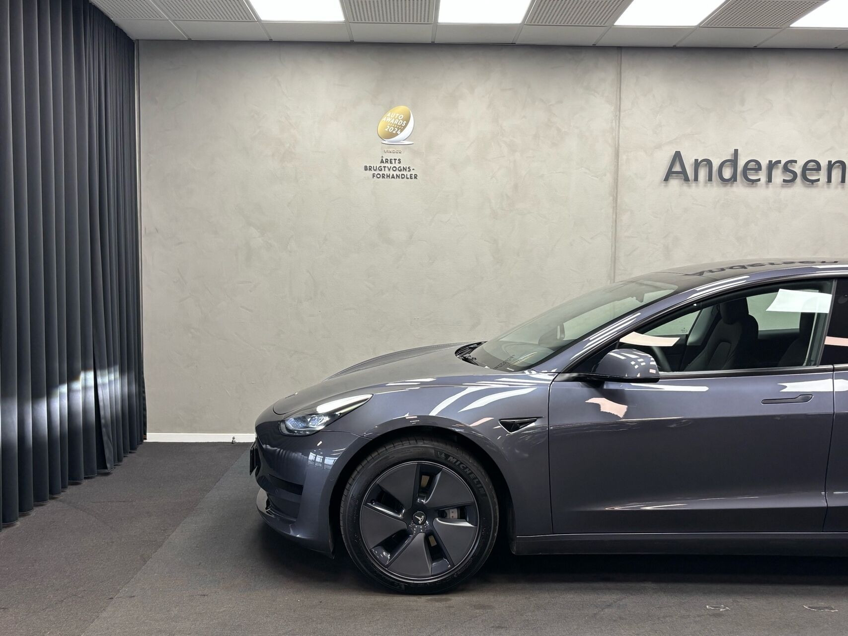 Grå Tesla Model 3 fra 2021