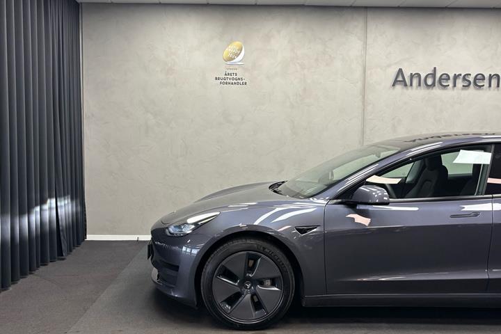 Grå Tesla Model 3 fra 2021