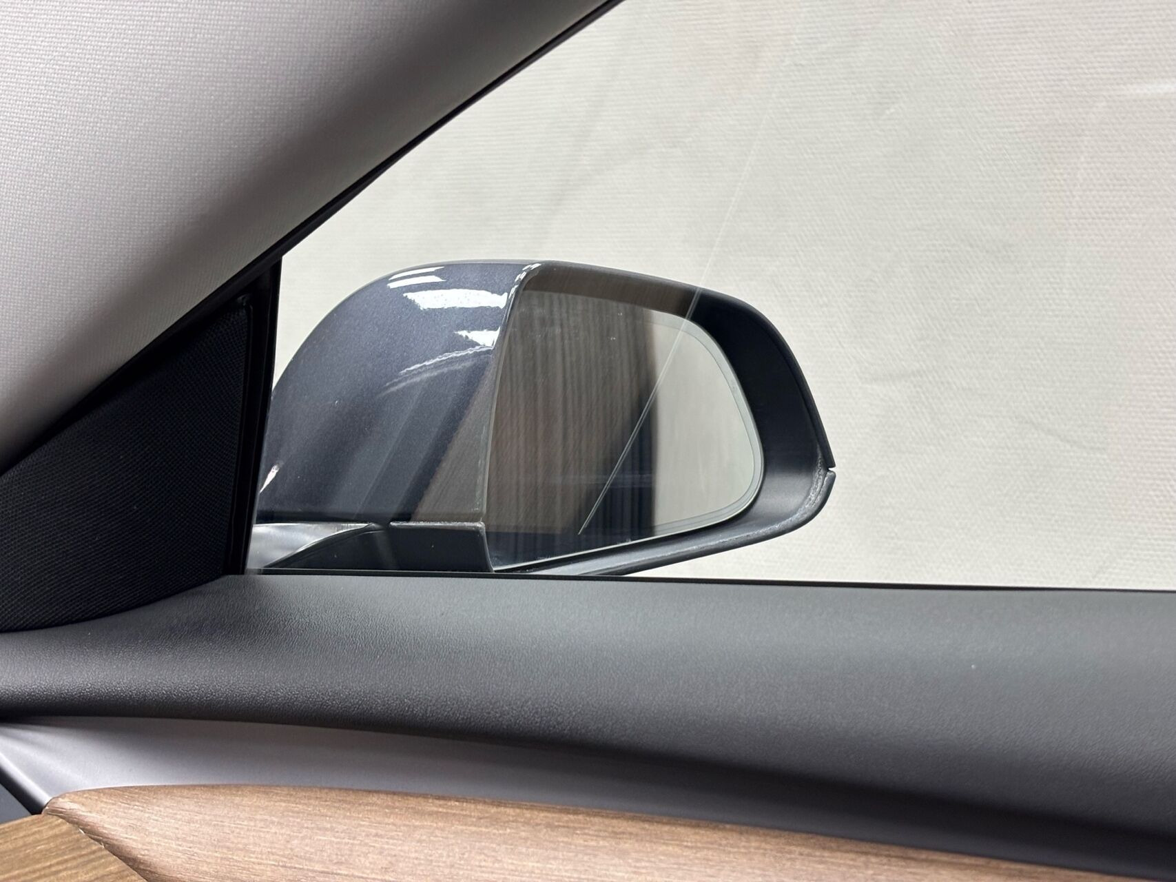 Grå Tesla Model 3 fra 2021